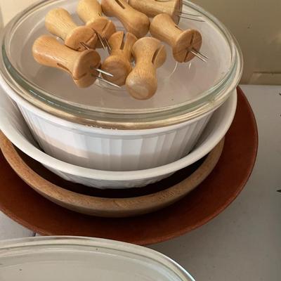 Sale Photo Thumbnail #912: Asst. Casserole Dishes, Bowls and Corner pics - 6 items