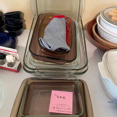 Sale Photo Thumbnail #914: 11 pieces of Pyrex glass bakeware