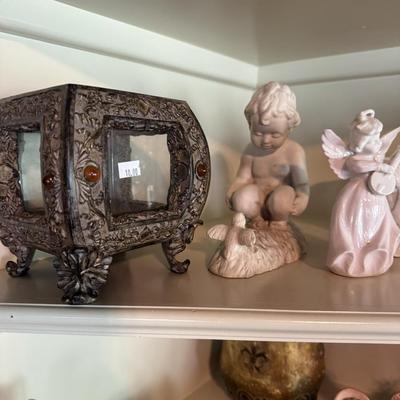 Sale Photo Thumbnail #230: Decorative plates
Figurines
