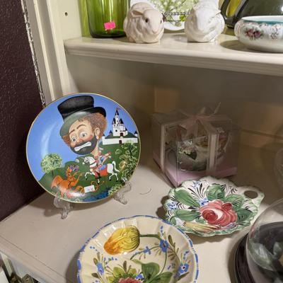 Sale Photo Thumbnail #249: Shelf clock
Figurines
Glass bottles
Vases