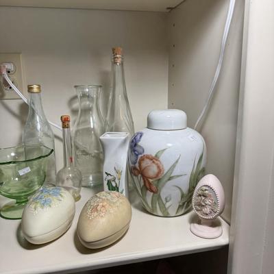 Sale Photo Thumbnail #252: Shelf clock
Figurines
Glass bottles
Vases