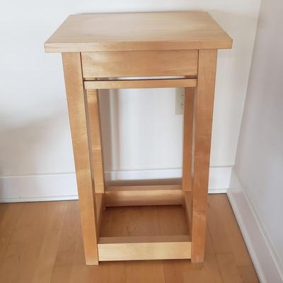 Blonde Wooden Display Table (E-KD)