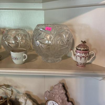 Sale Photo Thumbnail #274: Teapots
Shelf clock
Trinkets
Tea cups