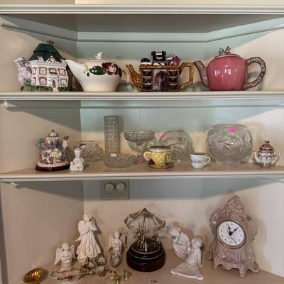 Sale Photo Thumbnail #270: Teapots
Shelf clock
Trinkets
Tea cups