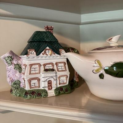 Sale Photo Thumbnail #277: Teapots
Shelf clock
Trinkets
Tea cups