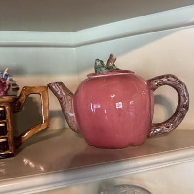 Sale Photo Thumbnail #279: Teapots
Shelf clock
Trinkets
Tea cups