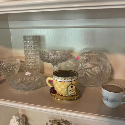 Sale Photo Thumbnail #275: Teapots
Shelf clock
Trinkets
Tea cups