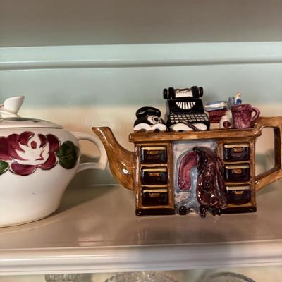 Sale Photo Thumbnail #278: Teapots
Shelf clock
Trinkets
Tea cups