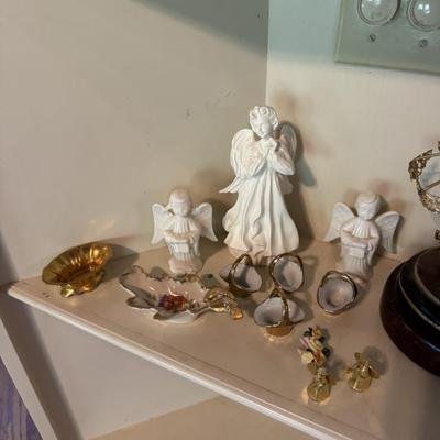 Sale Photo Thumbnail #271: Teapots
Shelf clock
Trinkets
Tea cups