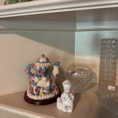 Sale Photo Thumbnail #276: Teapots
Shelf clock
Trinkets
Tea cups