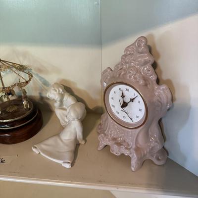 Sale Photo Thumbnail #273: Teapots
Shelf clock
Trinkets
Tea cups