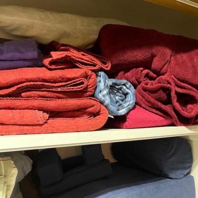 Sale Photo Thumbnail #269: Pillows, twin And queen sheets