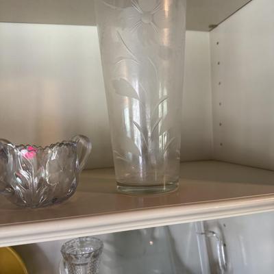 Sale Photo Thumbnail #286: Tea cups
Vase
Cups