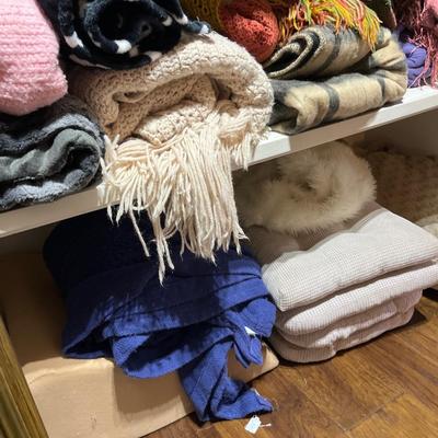 Sale Photo Thumbnail #308: Blankets, Throws, cushions and pillows