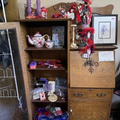 Sale Photo Thumbnail #322: Red hats
Hat box
Decor
Dress
Scarves

Hutch not included