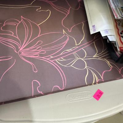 Sale Photo Thumbnail #414: Scrapbooks
Hole punches
Stickers
Scrapbook case

Table not included