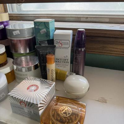 Sale Photo Thumbnail #433: Skin care
Spray tan kit

Table & shelves not included