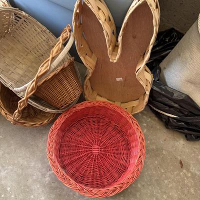 Sale Photo Thumbnail #507: Vintage cookie tins
Baskets
Flowers