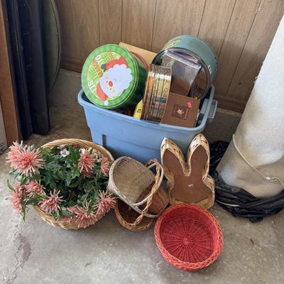 Sale Photo Thumbnail #506: Vintage cookie tins
Baskets
Flowers