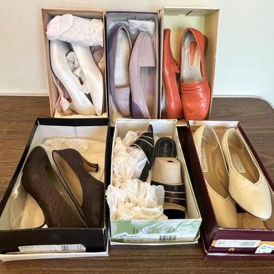 Lot 5 Vintage boxed shoes