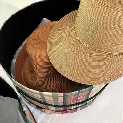 Lot 7 Hats & hat boxes