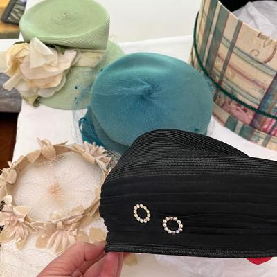 Lot 7 Hats & hat boxes