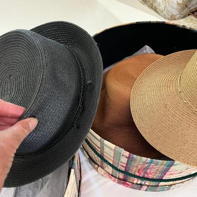 Lot 7 Hats & hat boxes