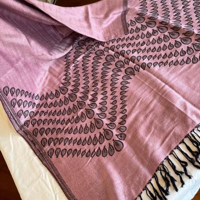 Lot 16 Heavy scarves