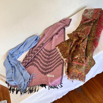 Lot 16 Heavy scarves