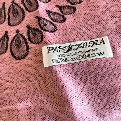 Lot 16 Heavy scarves