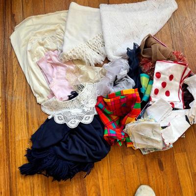 Lot 17 Assorted scarves