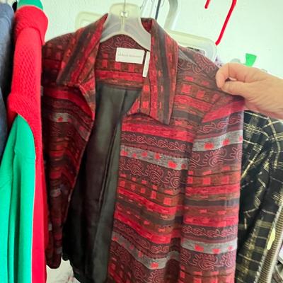 Lot 18 Clothes rack w/ clothing