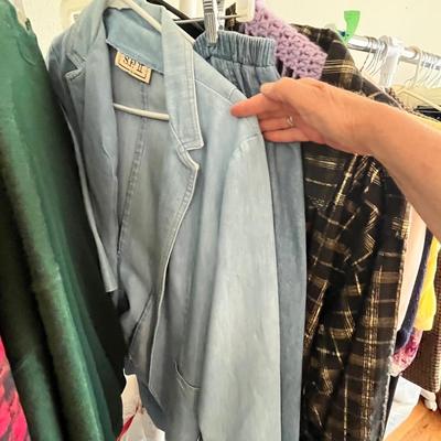 Lot 18 Clothes rack w/ clothing