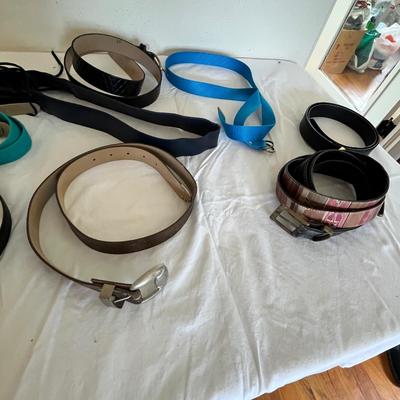 Lot 20 Women's belts