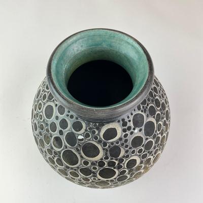 Sale Photo Thumbnail #1152: 8" high x 7" diameter