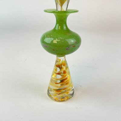 Sale Photo Thumbnail #1167: Swirl Design
Signed RAM 1999
Frog is missing a leg
Measures: 2" diameter x 7" high