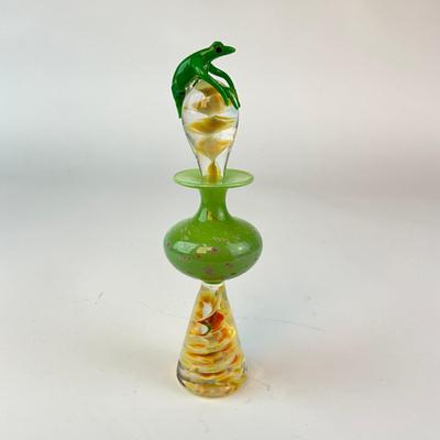 Sale Photo Thumbnail #1169: Swirl Design
Signed RAM 1999
Frog is missing a leg
Measures: 2" diameter x 7" high