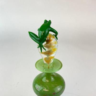 Sale Photo Thumbnail #1168: Swirl Design
Signed RAM 1999
Frog is missing a leg
Measures: 2" diameter x 7" high
