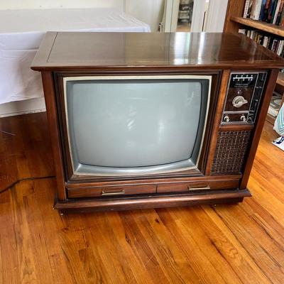 Lot 31 Vintage 1970s Magnavox TV
