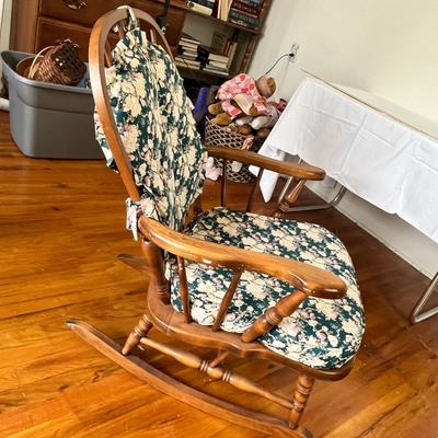 Lot 32 Vintage maple rocker