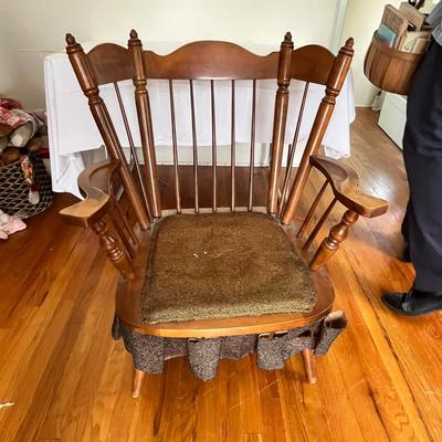 Lot 33 Vintage Early American style rocker
