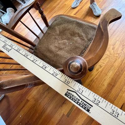 Lot 33 Vintage Early American style rocker