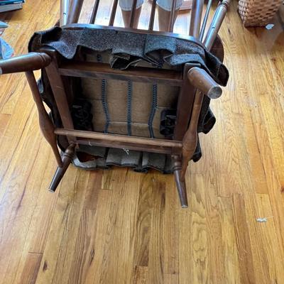 Lot 33 Vintage Early American style rocker