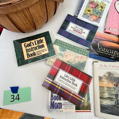 Lot 35 Lot of small books/ booklets