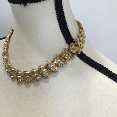 Beautiful Chunky Gold Tone link image chain necklace