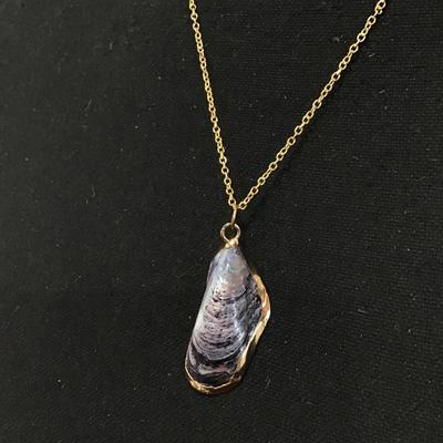 Beautiful Vintage sea shell pendant necklace