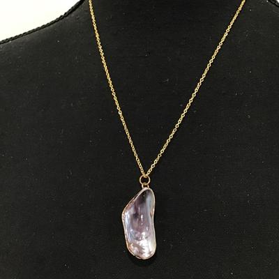 Beautiful Vintage sea shell pendant necklace