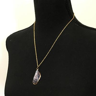 Beautiful Vintage sea shell pendant necklace