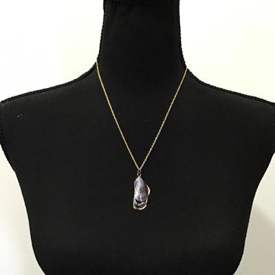 Beautiful Vintage sea shell pendant necklace