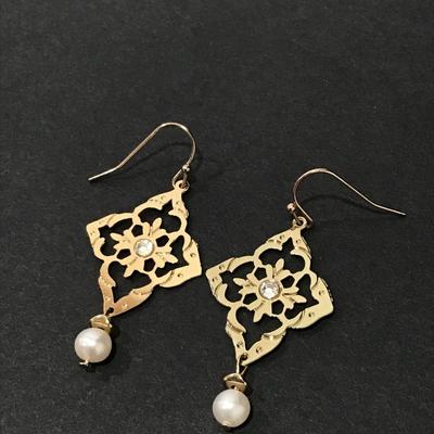 Gorgeous, very nice gold toned dangle earrings with genuine pearls